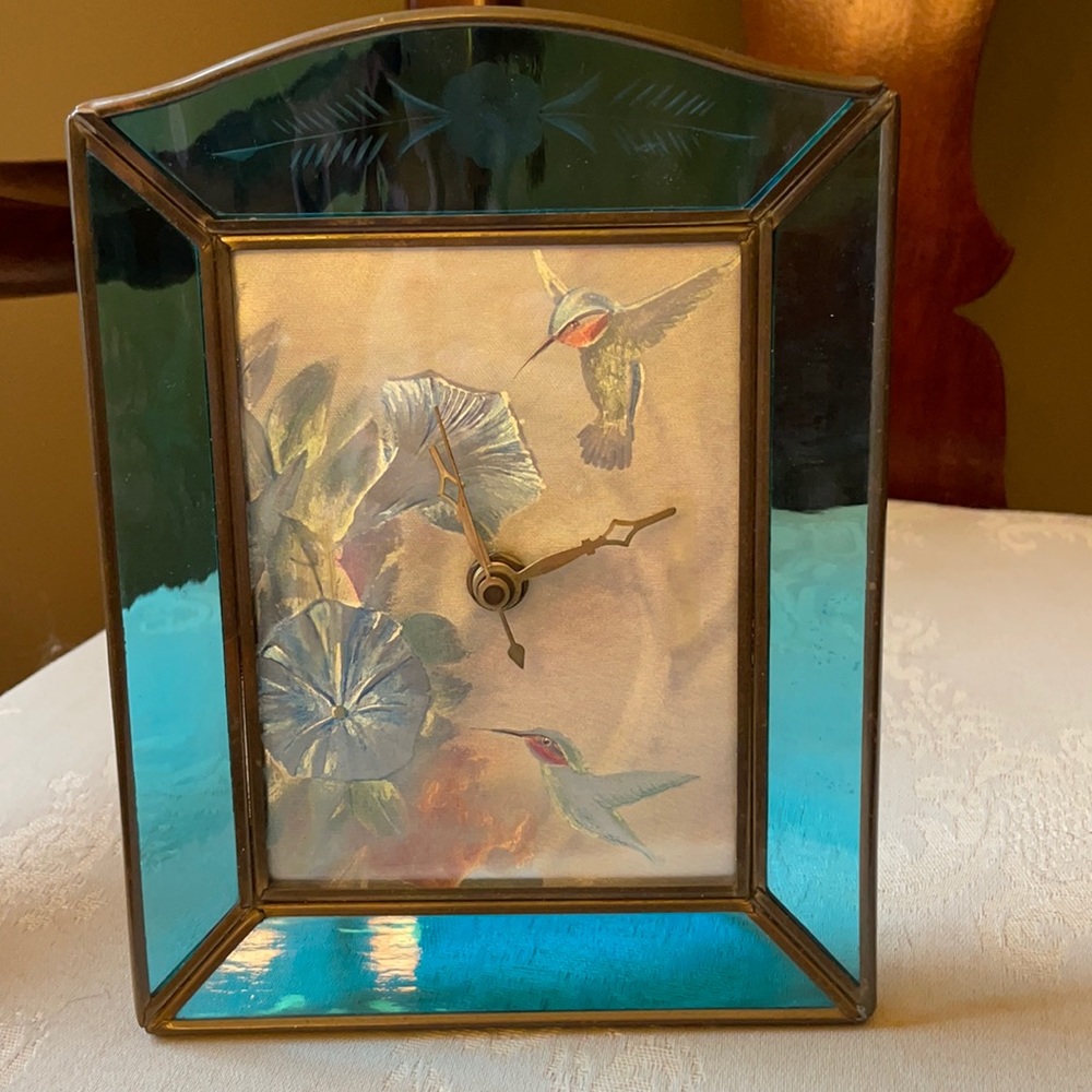 Stunning etched  stained glass/brass clock with satin hummingbirds, works